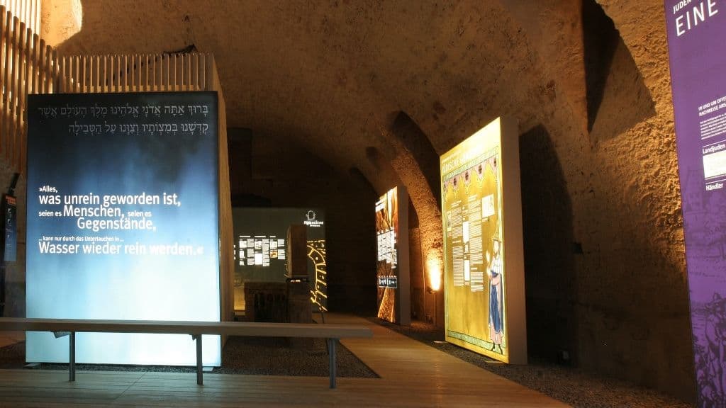 Blick in die Dauerausstellung im Zugangskeller zur Mikwe Offenburg