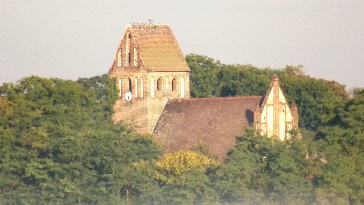 Eine gewaltige Kirche in einem kleinen Dorf