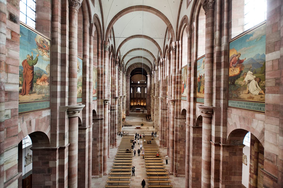 Blick ins Mittelschiff des Speyerer Doms
