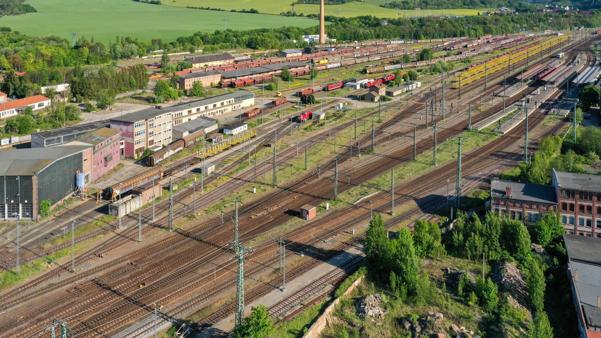 Bahnhof Saalfeld mit links liegendem Ringlokschuppen