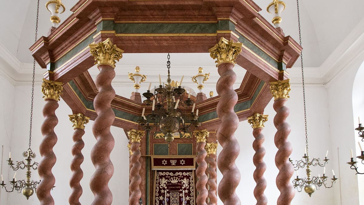 Innenraum der Synagoge Ansbach, Bima und Thoraschrein