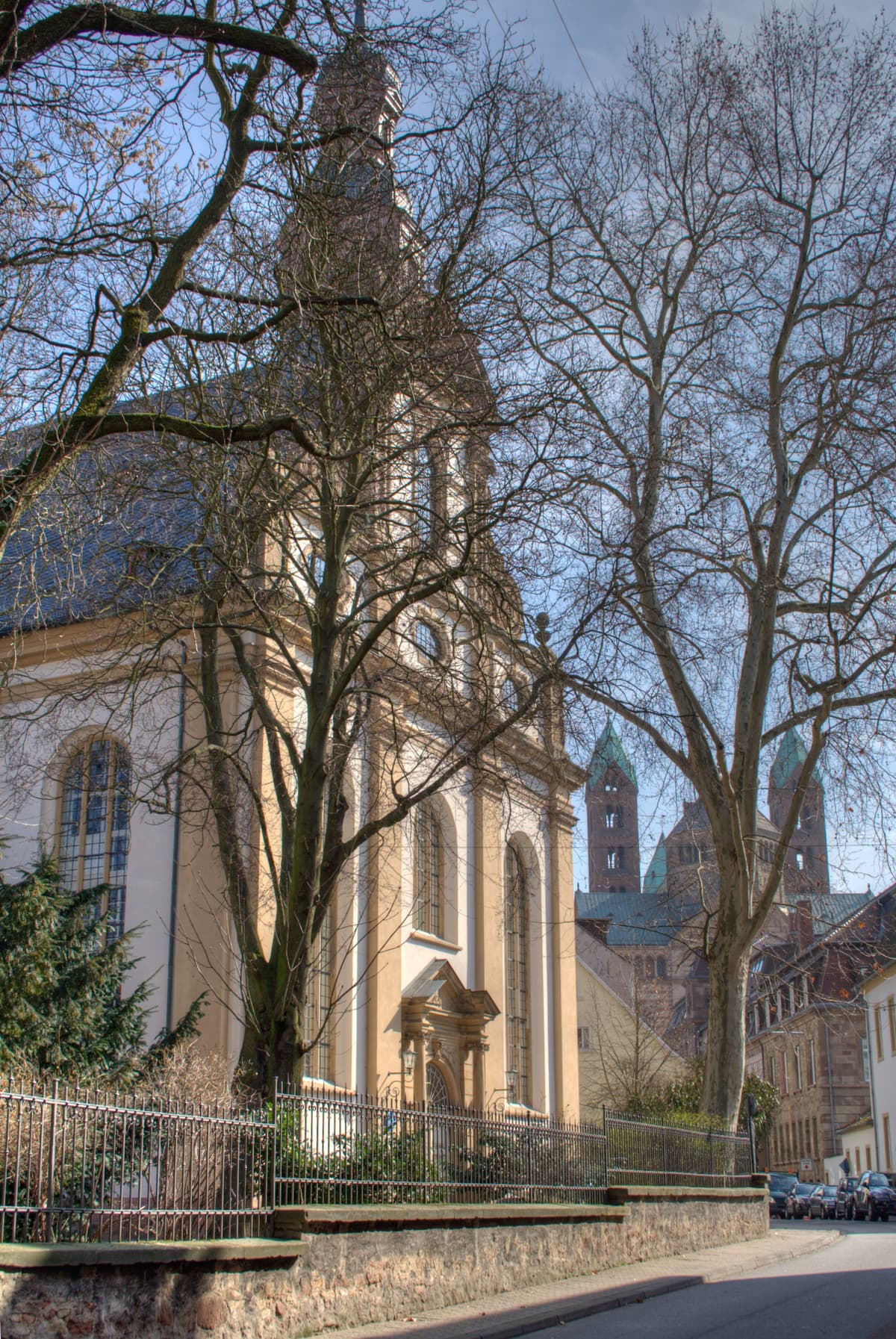 Dreifaltigkeitskirche mit Domblick