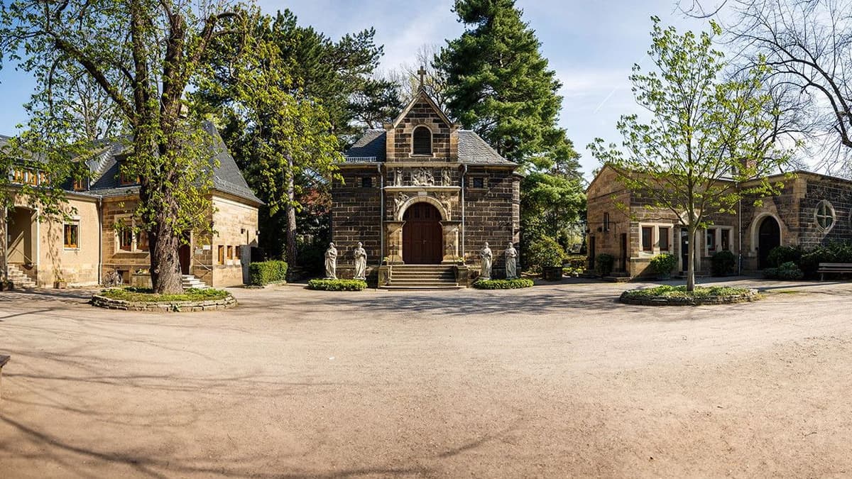 Verwaltung; Friedhofskapelle; Aufbahrungshalle v. l. n. r.