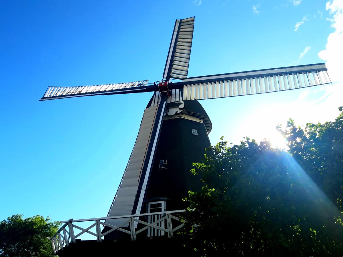 Windmühle im Sonnenlicht