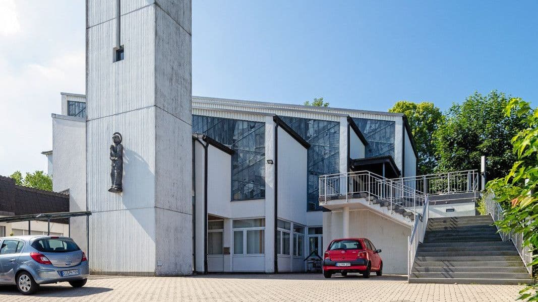 Außenansicht mit Kirchturm