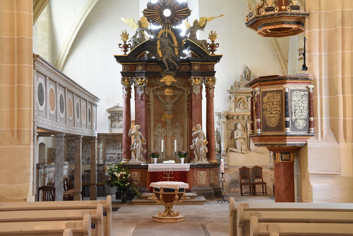 Kirche Leubnitz-Neuostra, Chor mit Altar, Taufstein und Kanzel