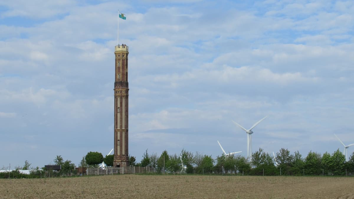 Turm im Gelände