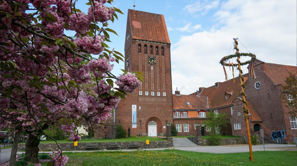 Außenansicht St.-Johannes-Kirche Kücknitz von Westen