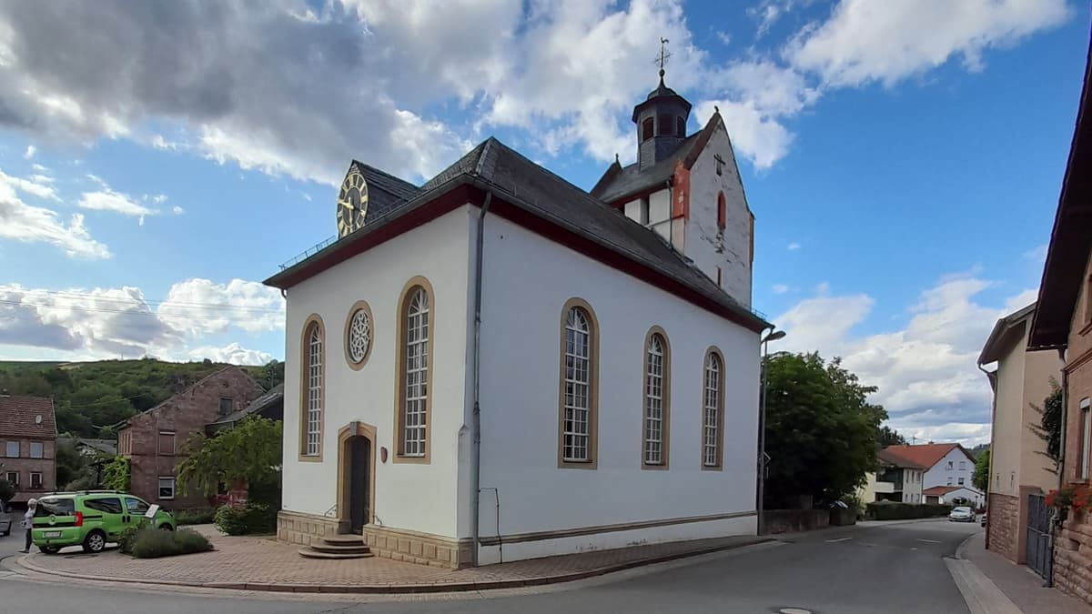 Prot. Kirche Hochstätten Außenansicht