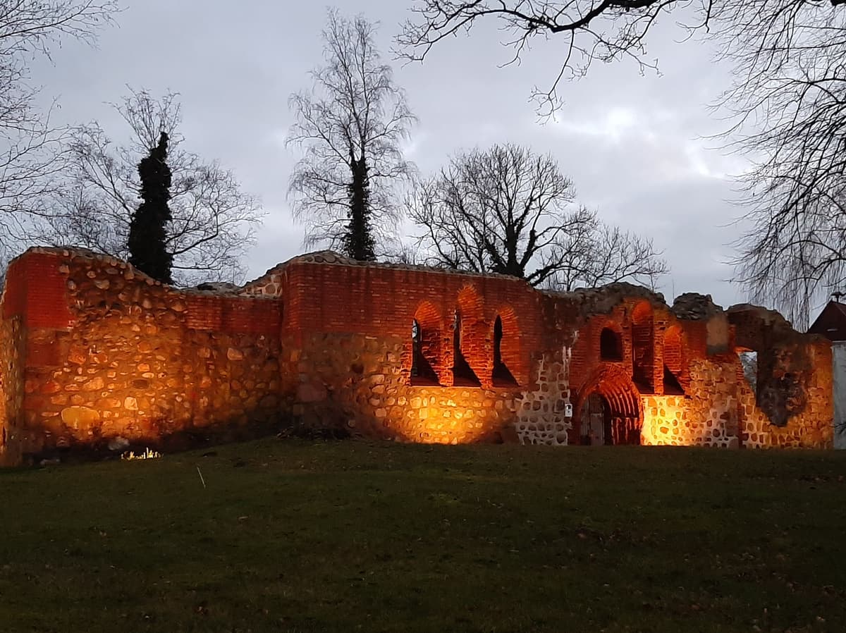 Satower Kirchruine im Morgenrot