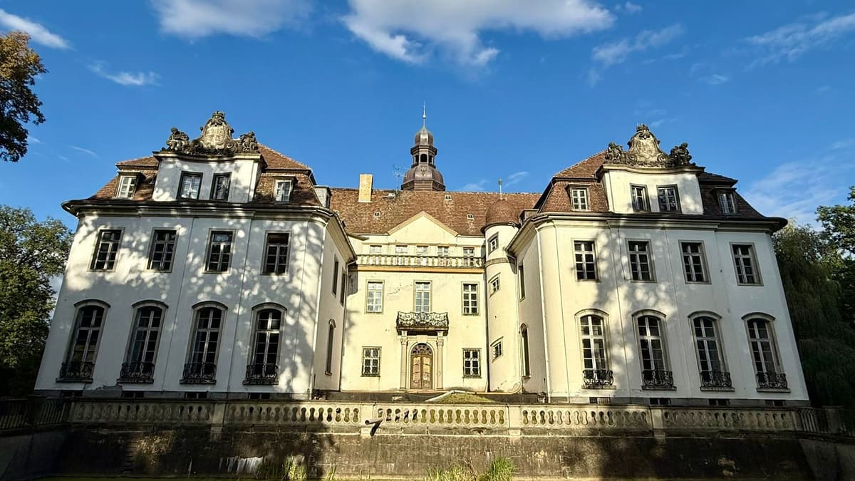 Schloss Lindenau vom Spiegelteich