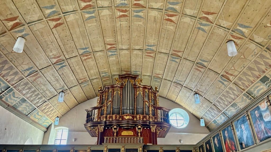 Orgel und Tonnengewölbe