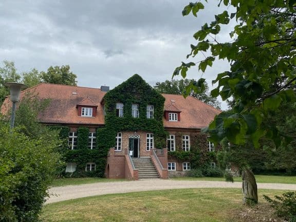 Hauptgebäude des Forsthofes
