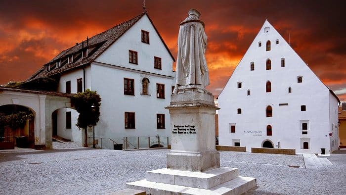 Aventinusplatz und Herzogskasten