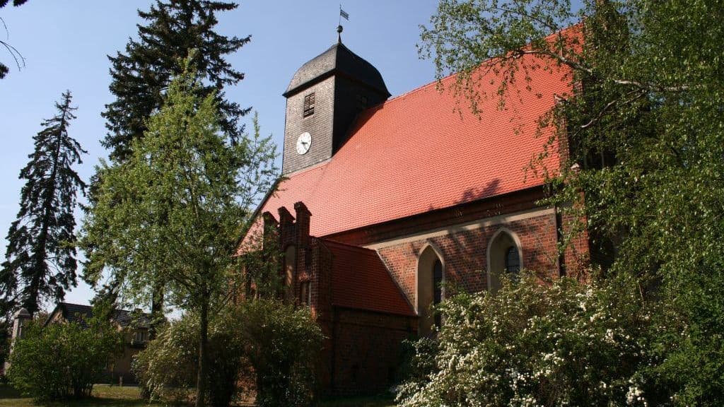 Bick auf die Briesener Kirche (vom Parkplatz aus)