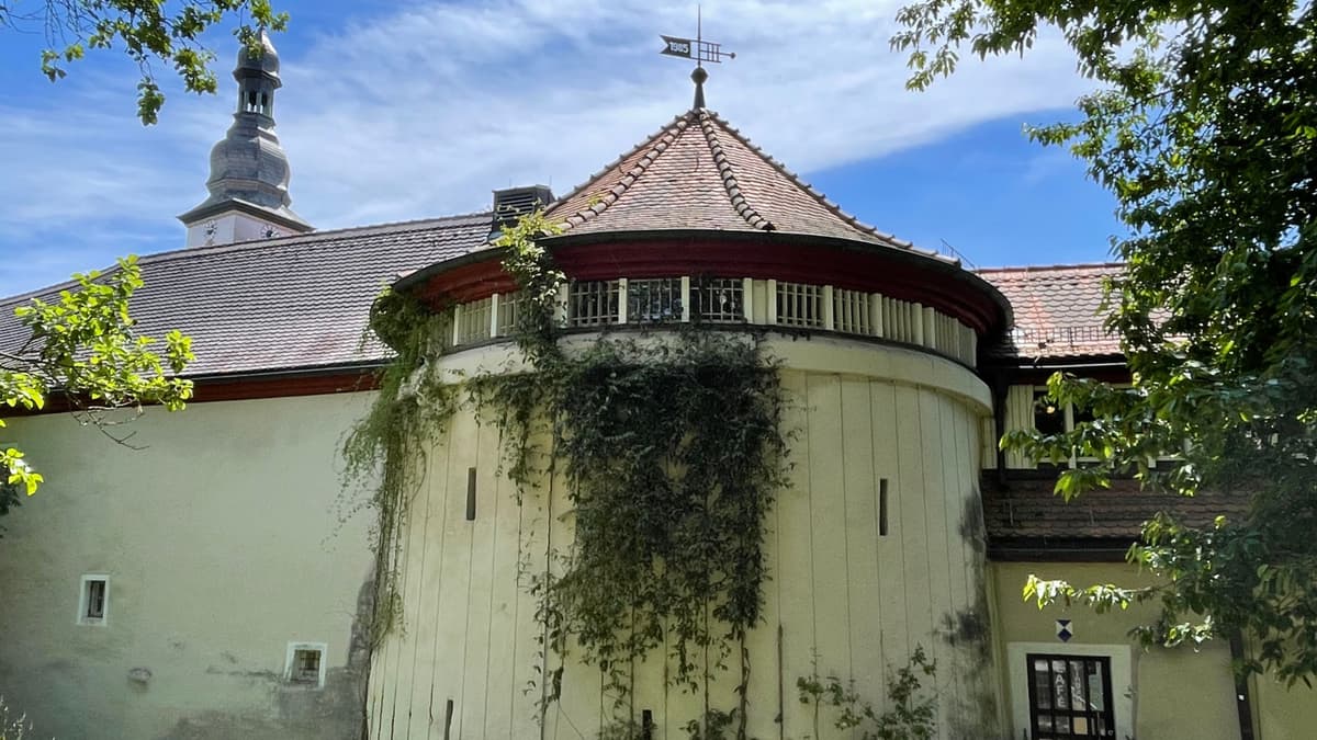 Frauenturm mit historischer Stadtmauer