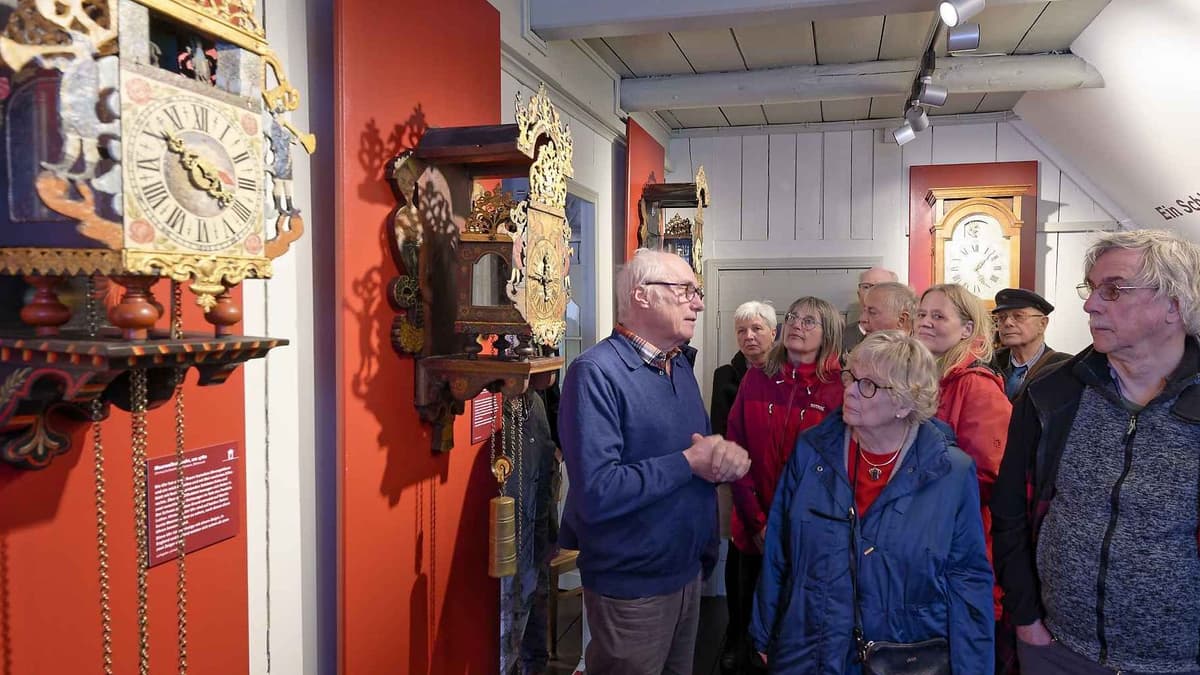Führung mit Ihno Fleßner in der Uhrenausstellung