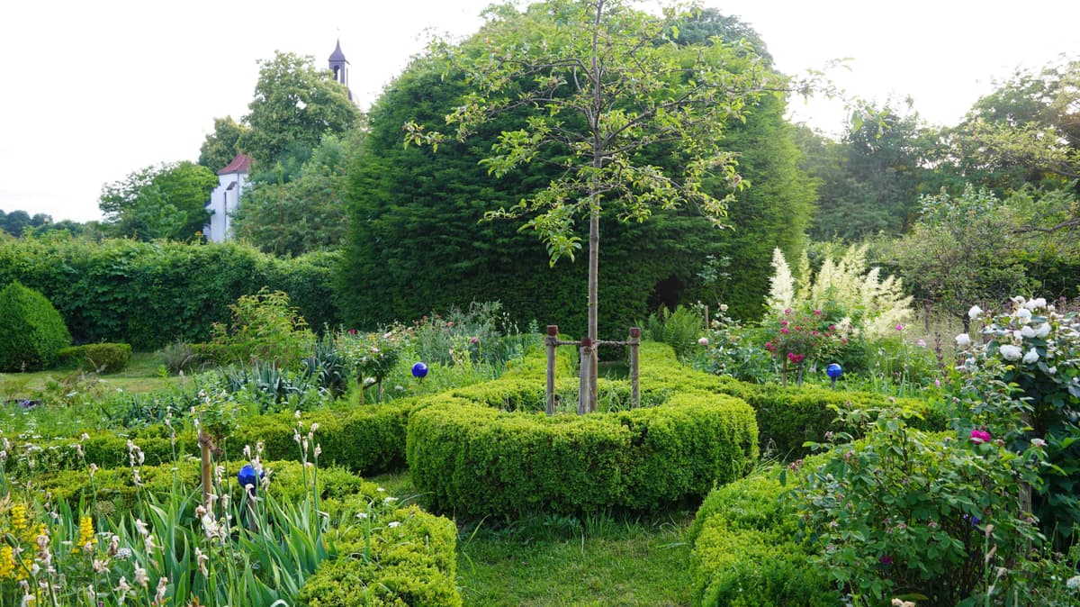 Bauerngarten mit Dorfkirche