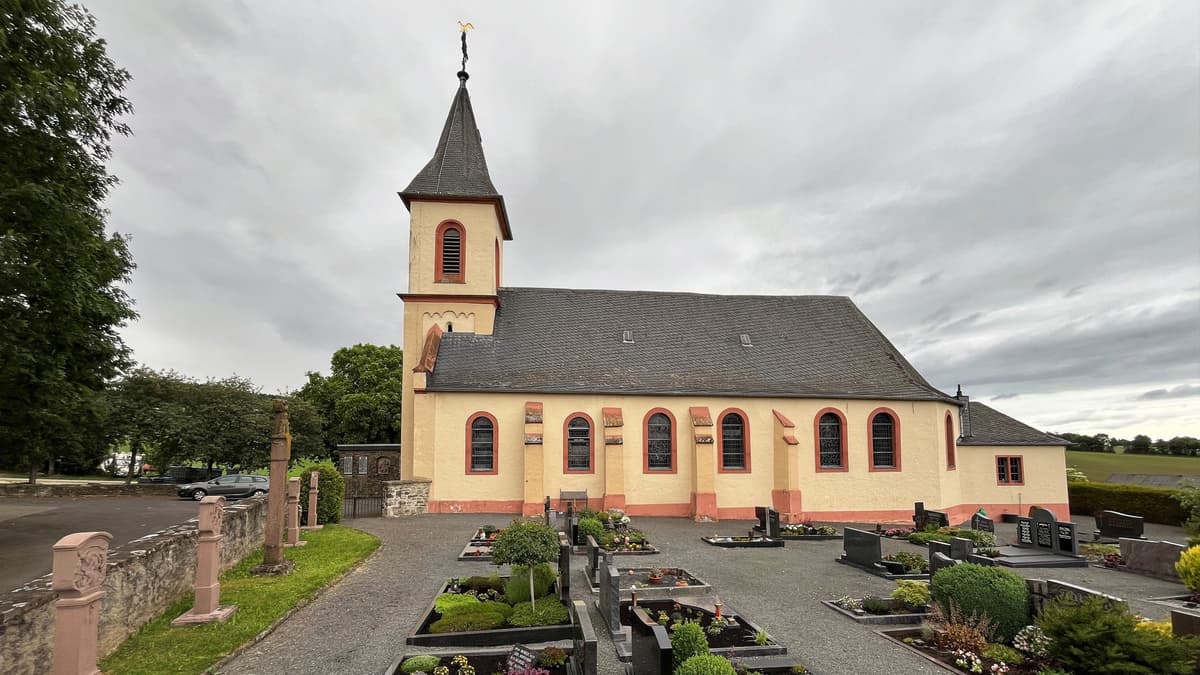 Seitenansicht vom Friedhof aus