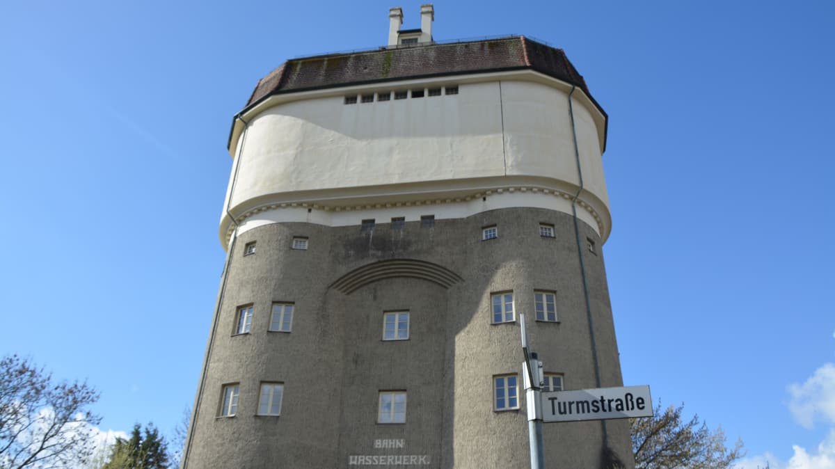 Blick von der Straße auf den Wasserturm
