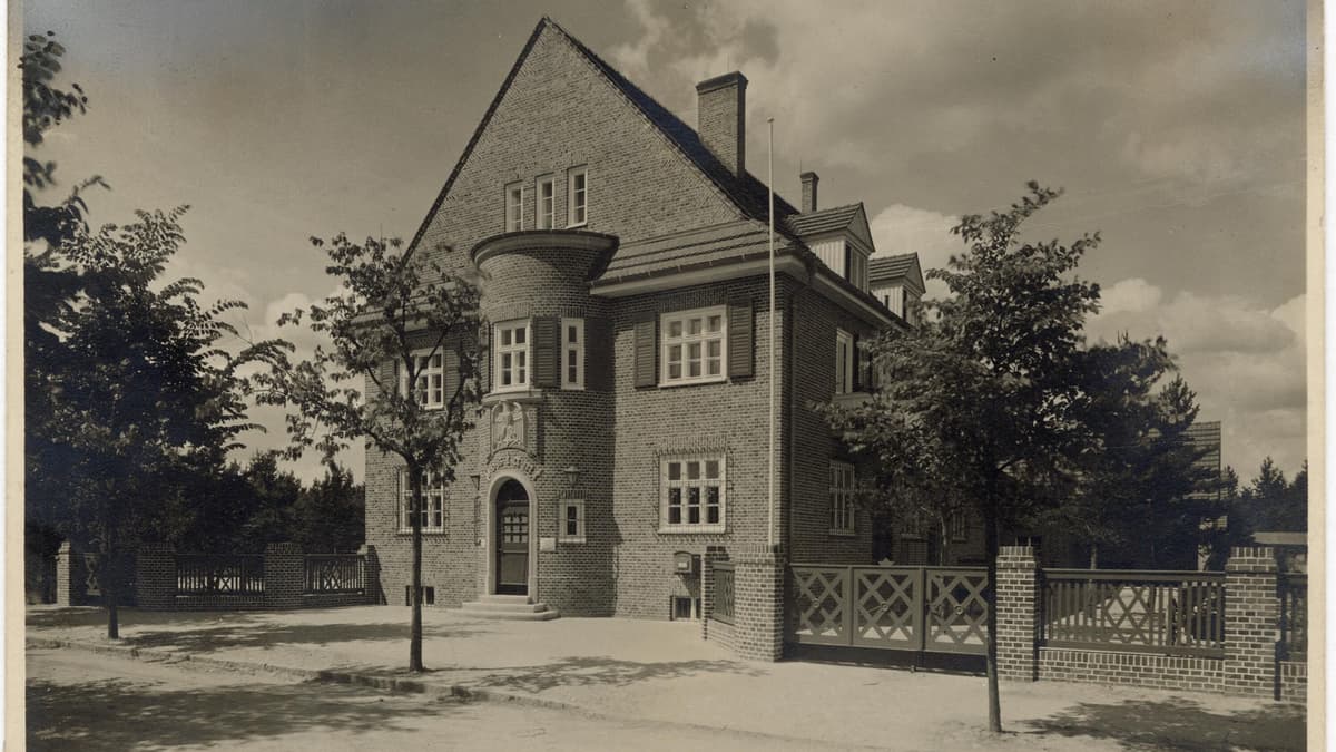 Außenansicht des Postgebäudes um 1930