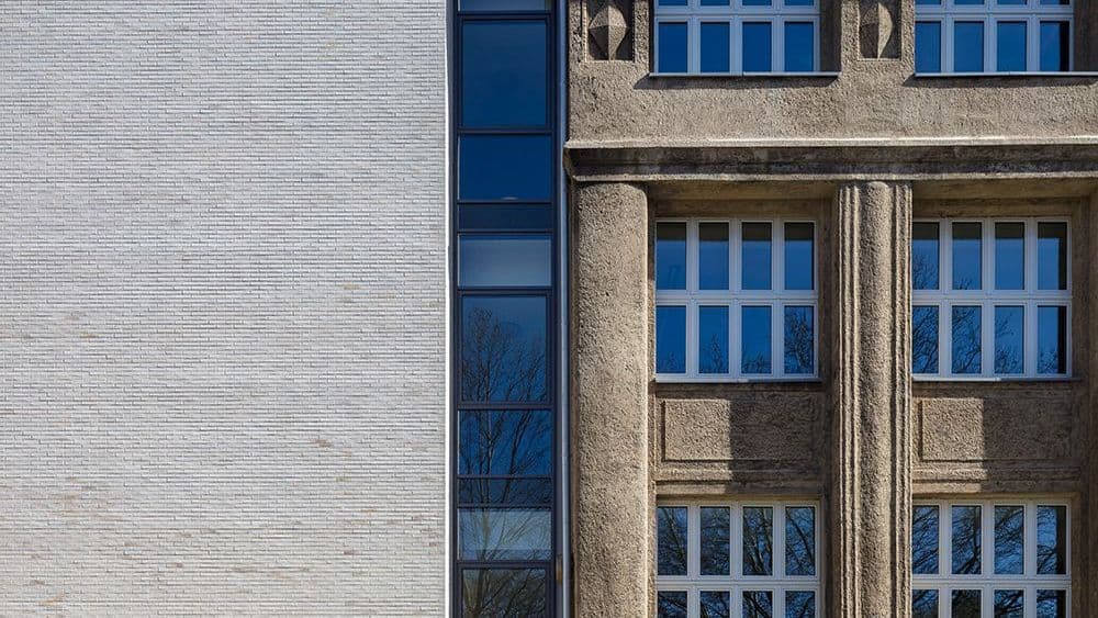 Übergang vom Bestandsgebäude zum Neubau