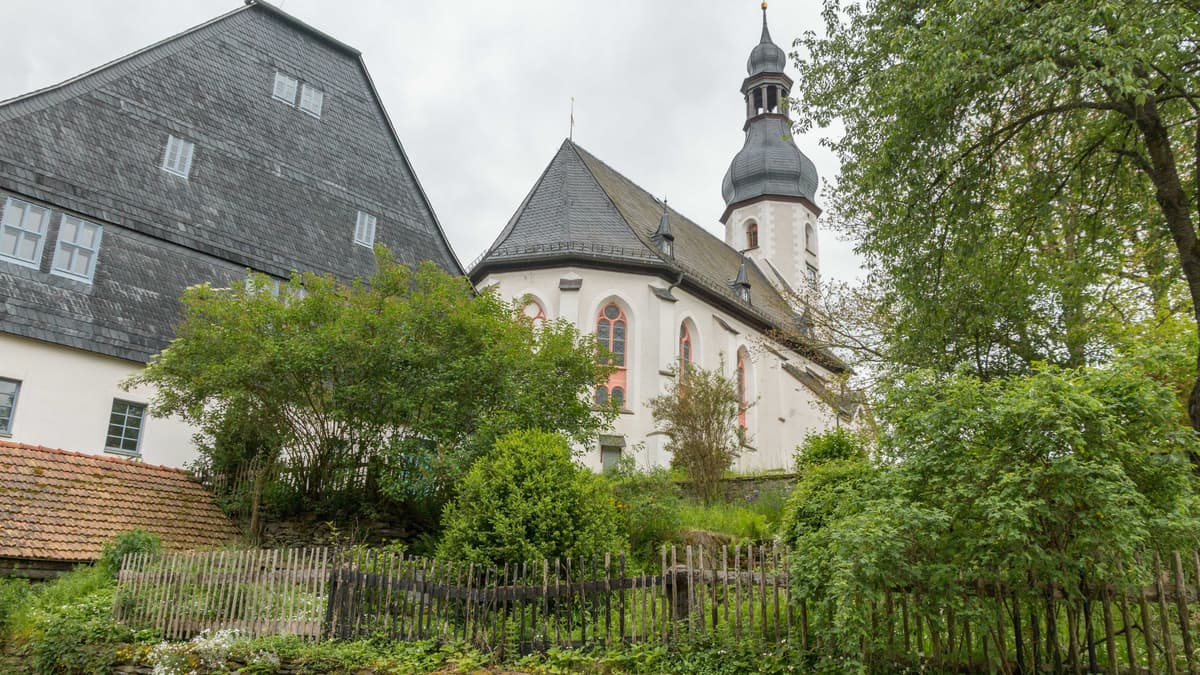 Salvatorkirche mit Pfarrhaus & Garten