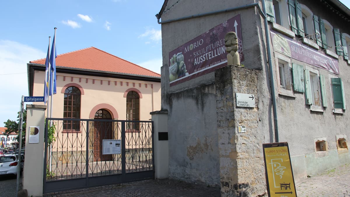 Blick über den Oswald-Hugo-Feis-Hof auf die Eingangsfassade