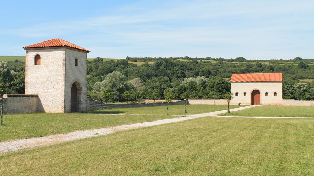 Torhaus und Nebengebäude der Reinheimer Palastvilla
