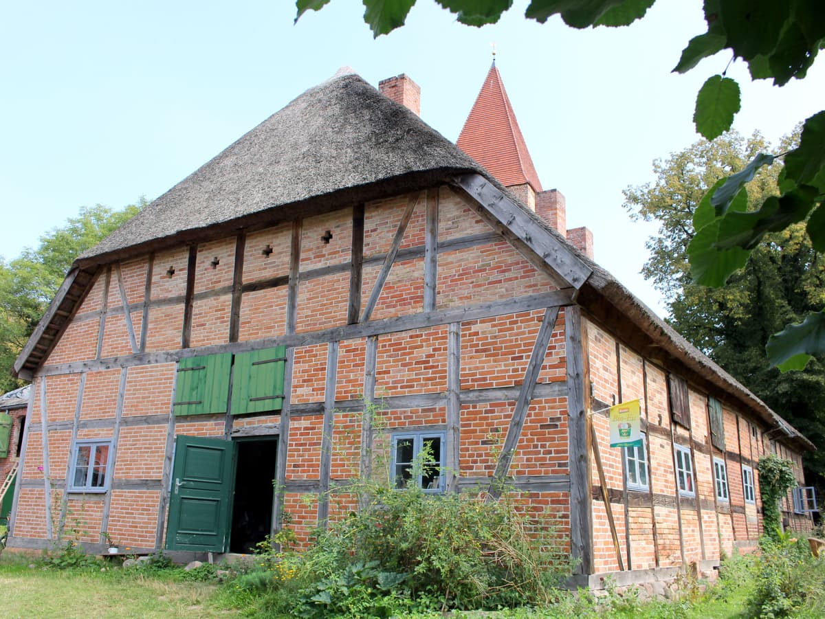 Westgiebel der Alten Ausspanne vor Kirche