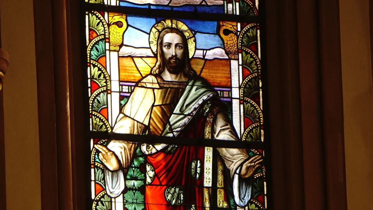 Christusfenster: Christus mit segnender Gebärde