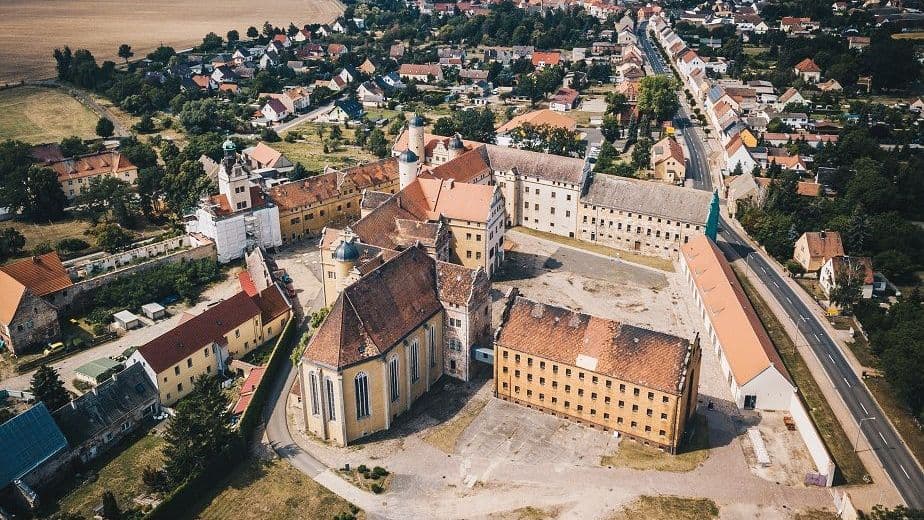 Luftaufnahme des Schlosskomplexes Lichtenburg inmitten der Kleinstadt Prettin