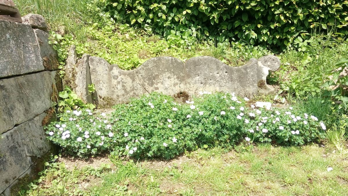 Barocke Sitzbank aus Sandstein