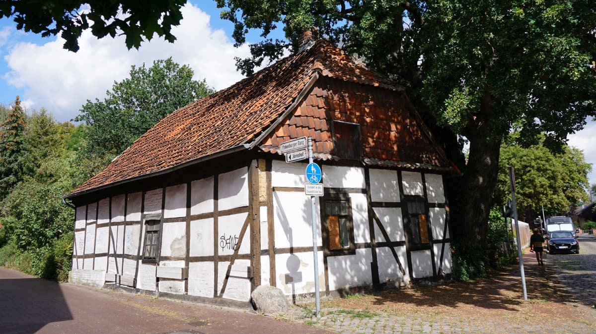 Außensicht des historischen Gebäudes des Köritzhofs mit angrenzender Straße und Baumbestand