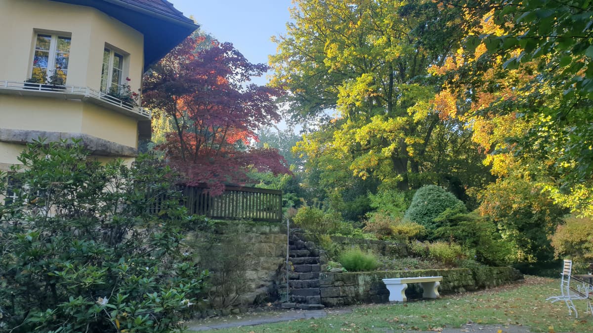 Garten des Robert-Sterl-Hauses im Herbst