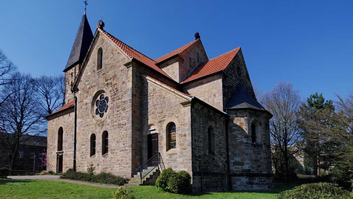 Eingebettet in eine historische Wallanlage und umgeben von altem Baumbestand, bezeugt St. Margareta eine jahrhundertealte Bau- und Nutzungsgeschichte in Eichlinghofen