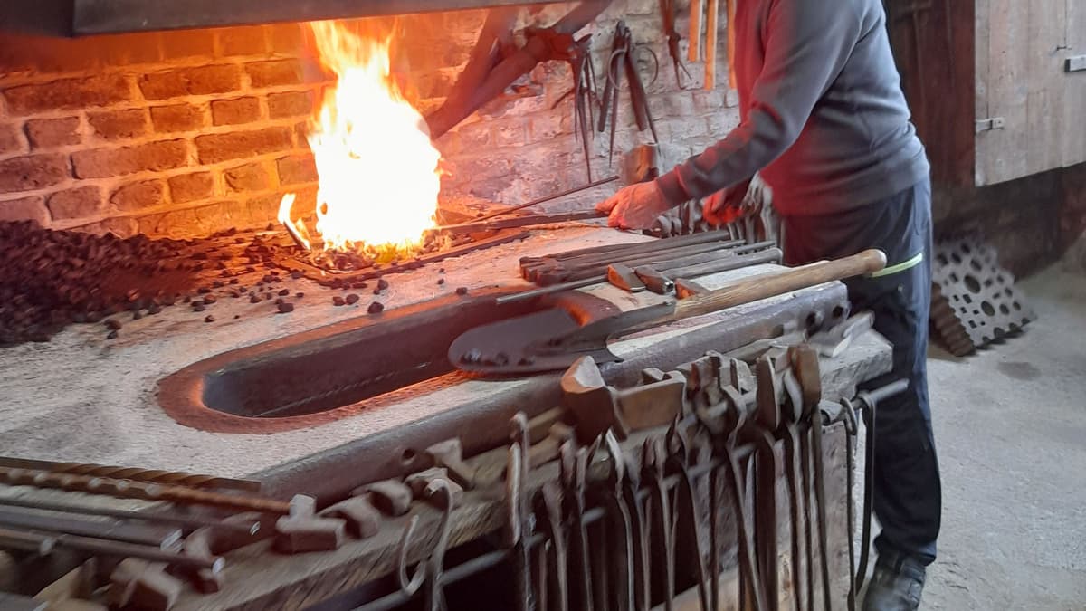 Schmied bei der Arbeit