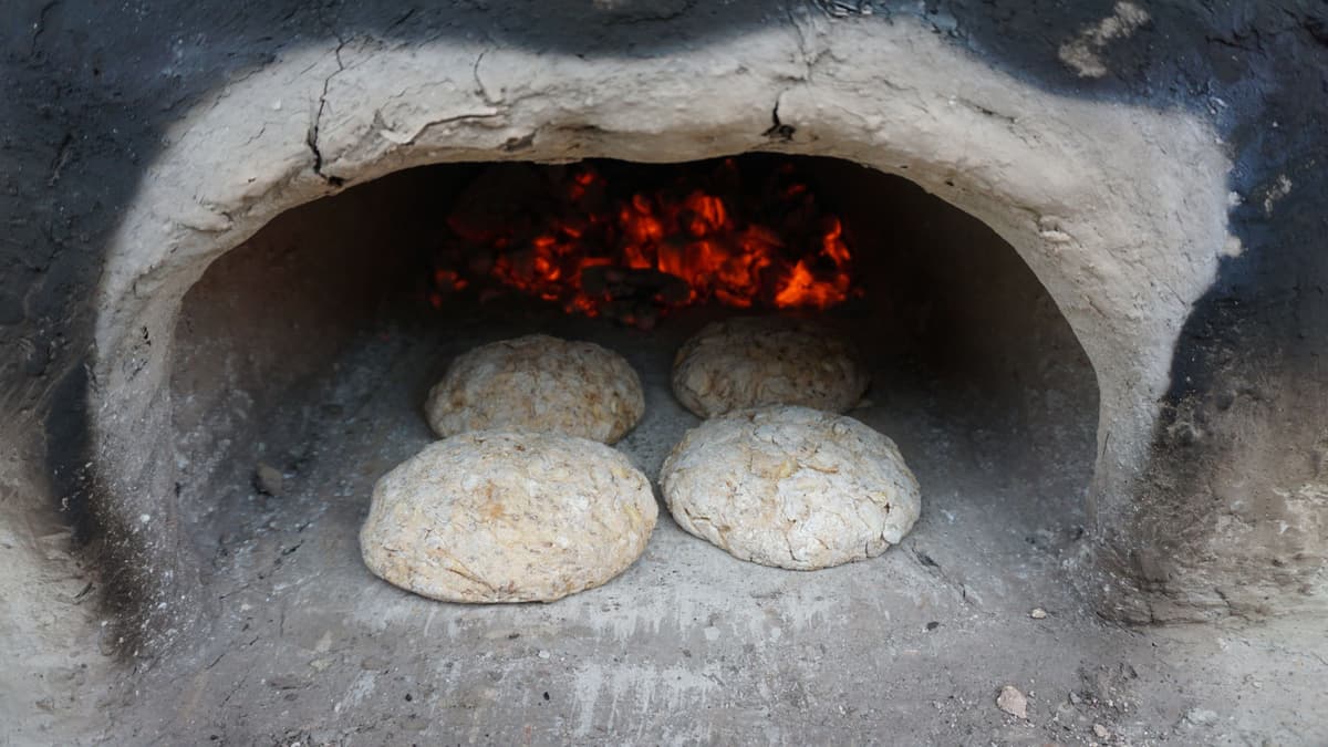 Lehmbackofen mit Brot