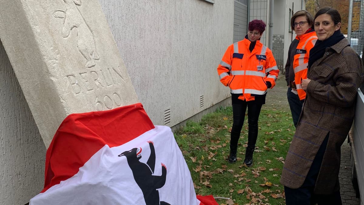 Eingelagert in der Autobahnmeisterei Leverkusen, im Bild Nadja Fröhlich (LVR-Amt für Denkmalpflege im Rheinland) und Mitarbeiterinnen der Autobahn GmbH