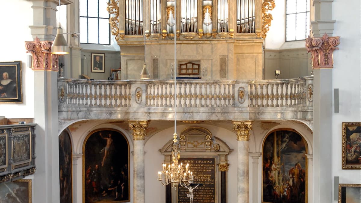 Altarraum der Heilig-Kreuz-Kirche