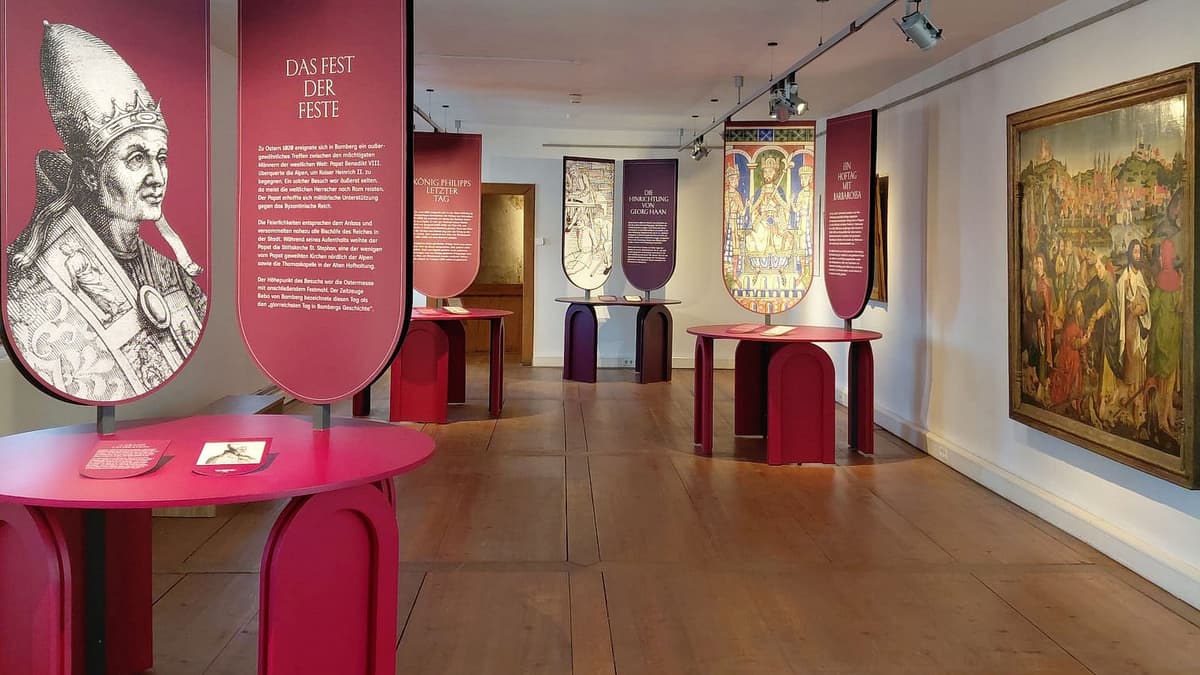 Blick in die Ausstellung "Mauern der Macht. Die Alte Hofhaltung Bamberg"