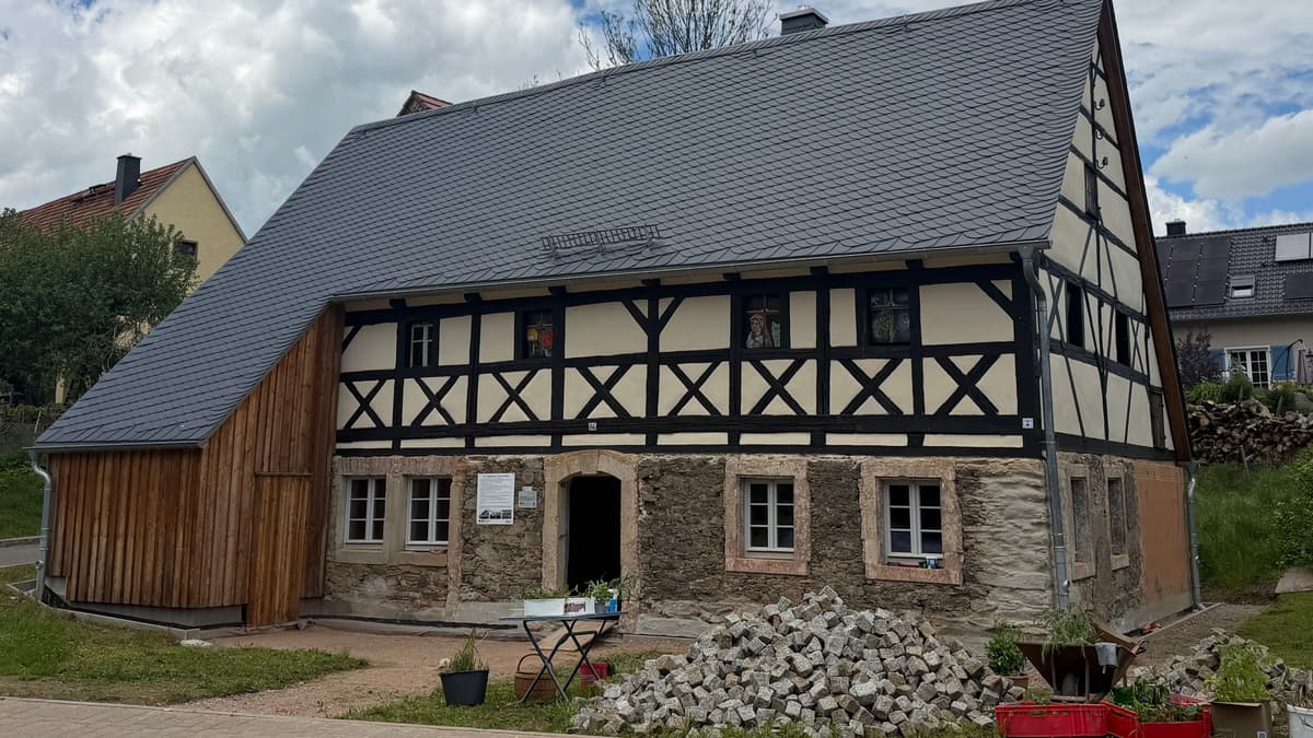 Hausansicht im Mai 2026