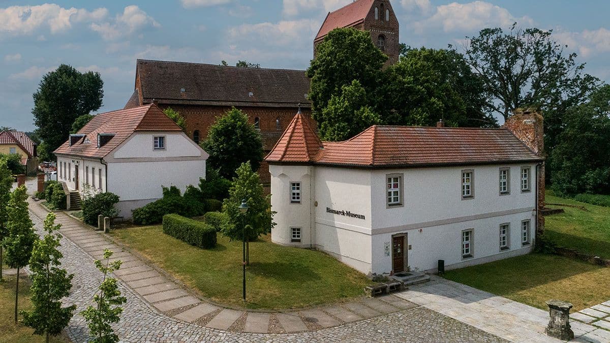 Bismarck-Museum, Inspektorenhaus und Kirche in Schönhausen