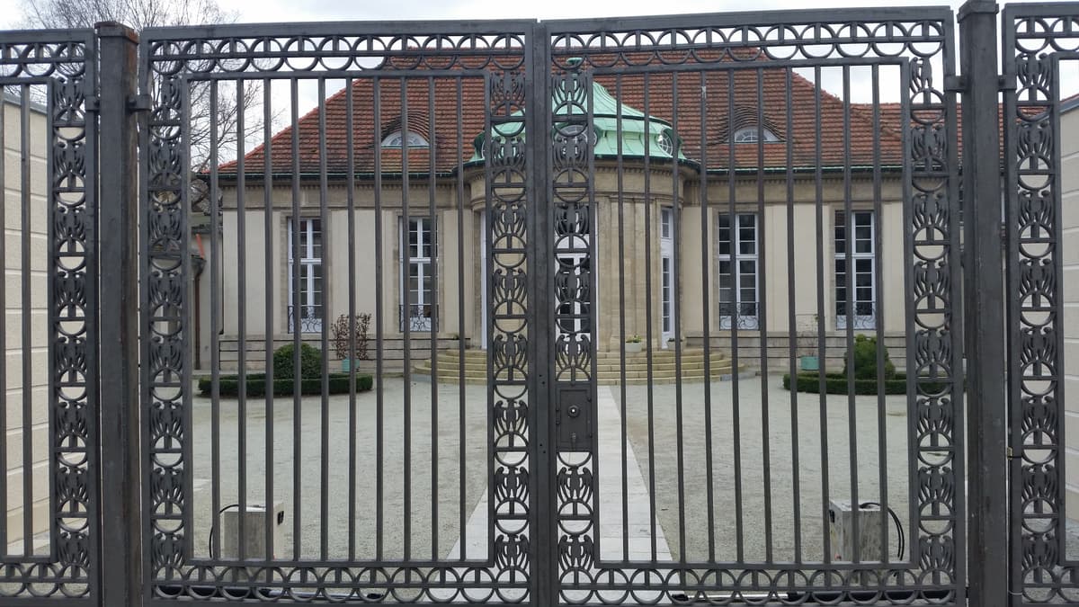 Eingangsportal mit Tor