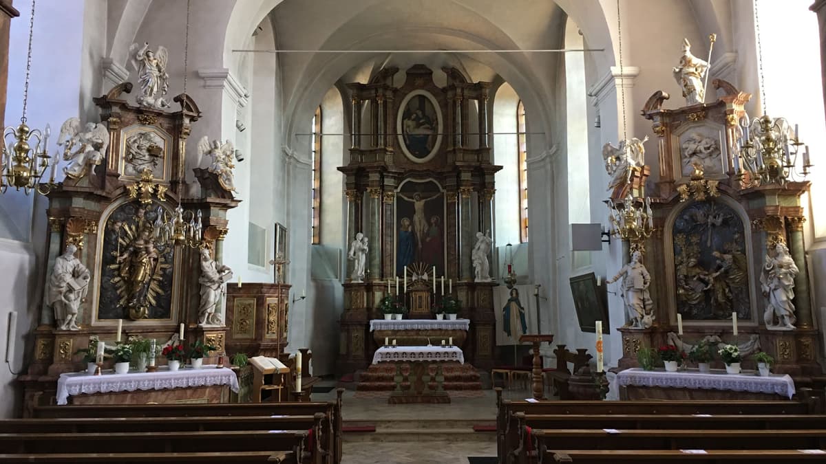 Blick ins Innere der Kirche (links Marienaltar, rechts Annenaltar)