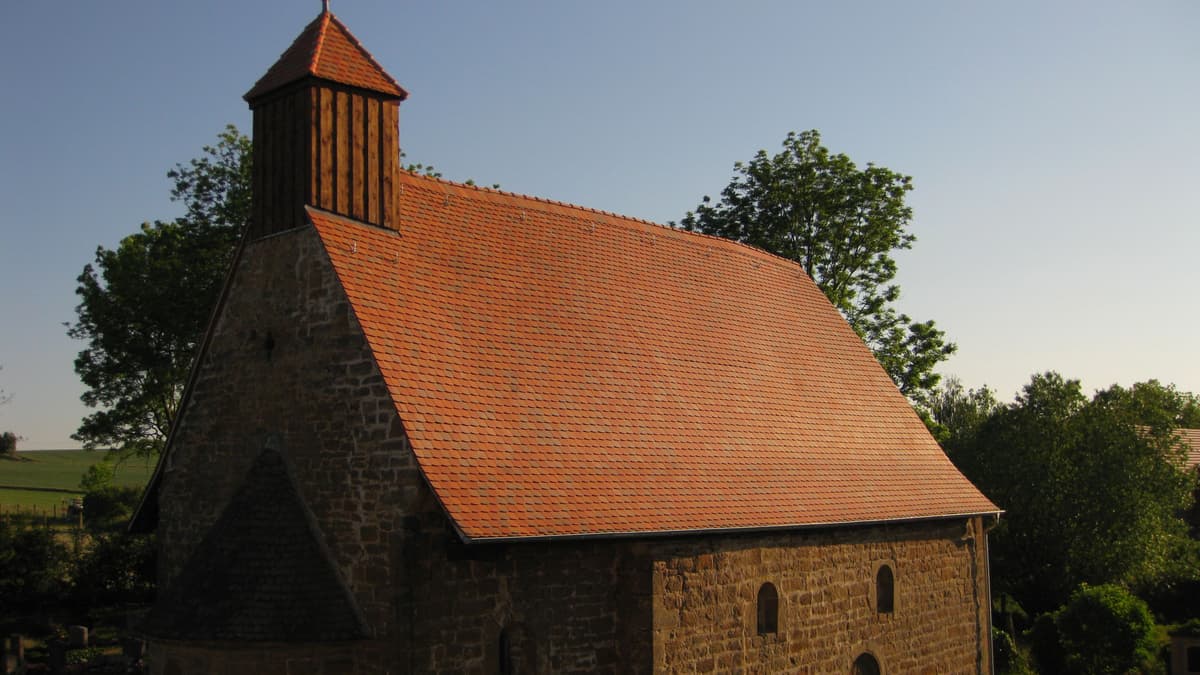 Kirche im Abendlicht, Nordseite mit Tympanon