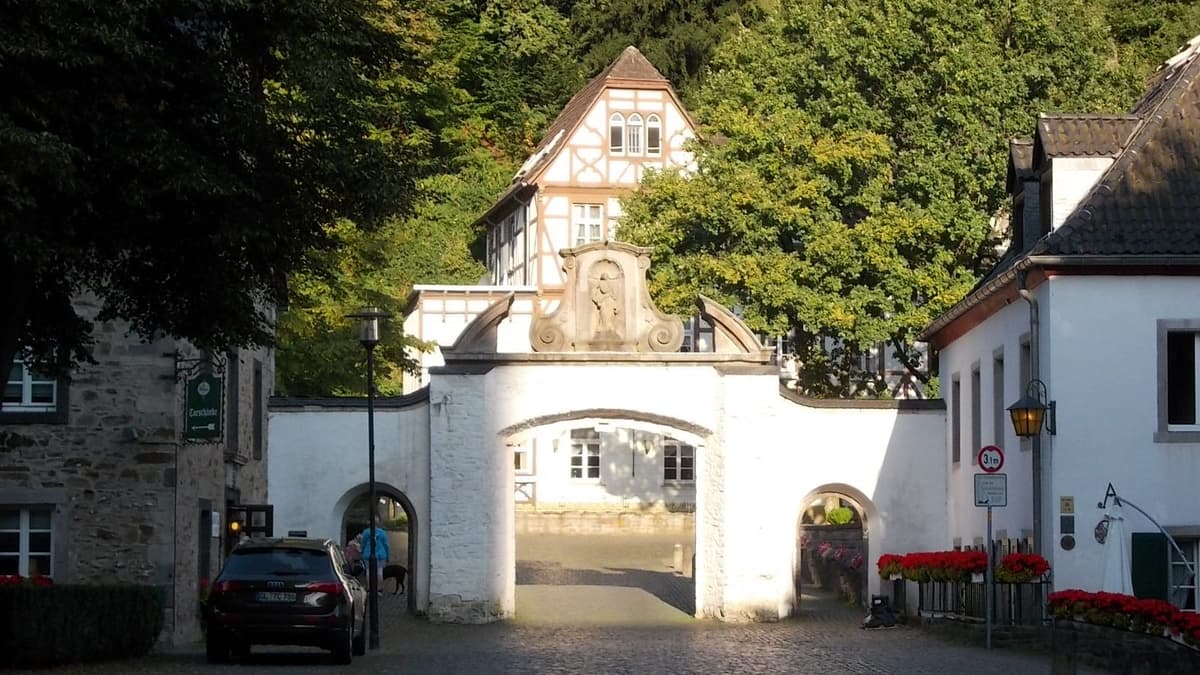 Kloster – Barocktorbogen mit Felsenkeller im Hintergrund