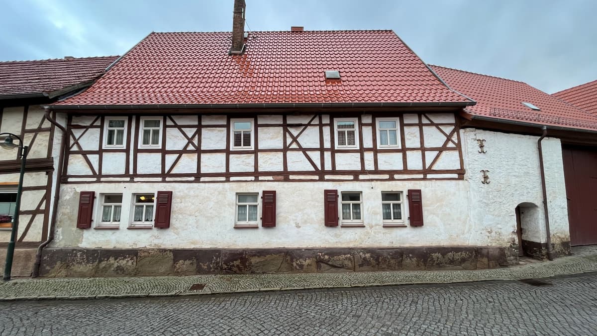 Straßenansicht Wohnhaus vor Sanierung