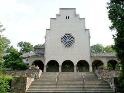 Treppenaufgang zur Trauerhalle