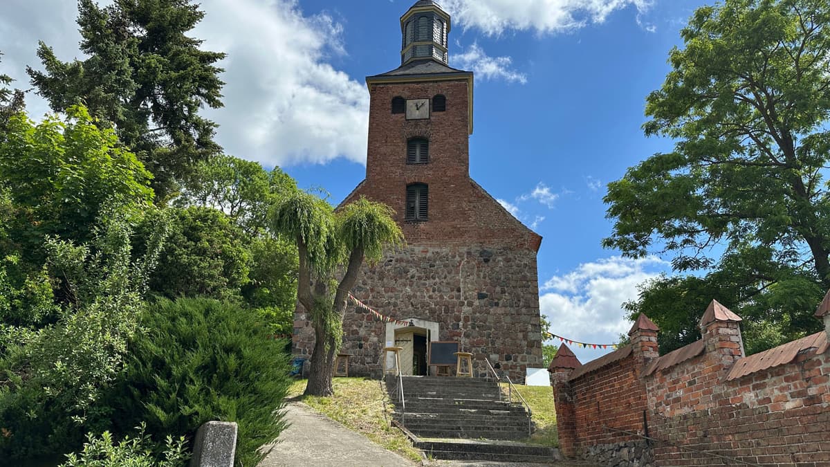 Aufgang zur Kirche und Friedhof